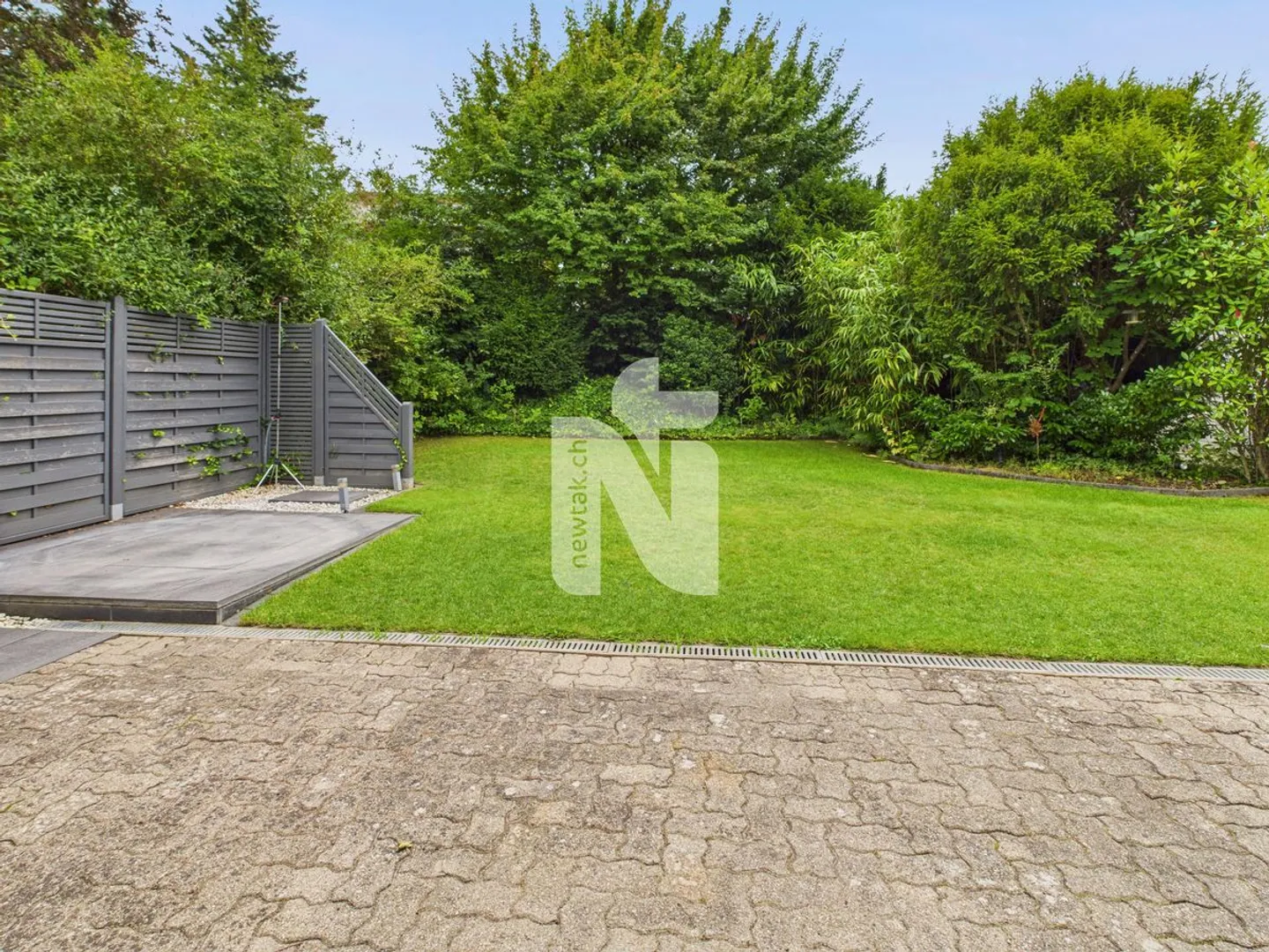 Freistehendes 6.5-Zimmer-Einfamilienhaus auf vier Etagen mit grossem Garten, Garage und Wellnessbereich in ruhiger, exklusiver Lage auf dem Bruderholz - Foto 4 von 13