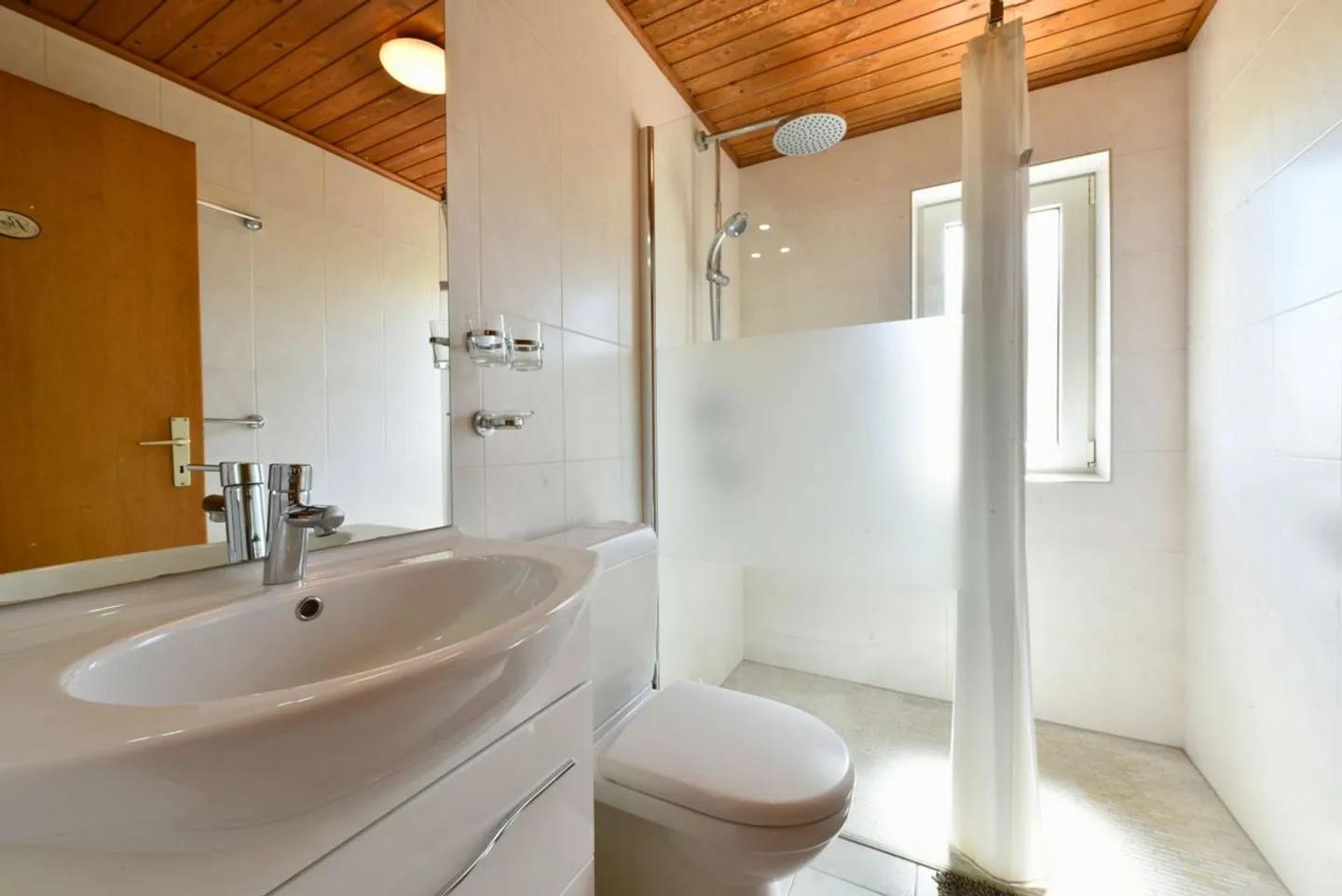 Komfort, Raum und Licht - Reihenhaus mit Schwimmbad - Foto 9 von 9