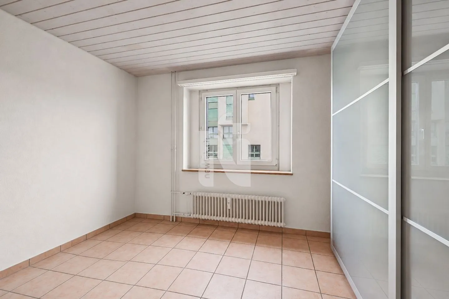 Spacious and flooded with light: 4.5-room apartment with sauna, balcony, and underground parking space - Photo 11 of 12