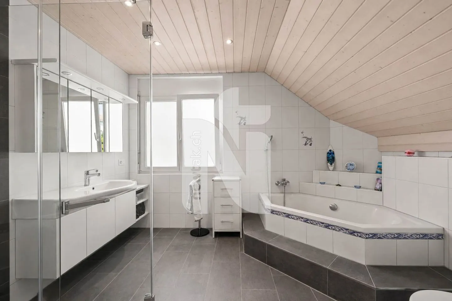 Family-friendly with garden, double garage in a quiet, nature-friendly location - Photo 10 of 13