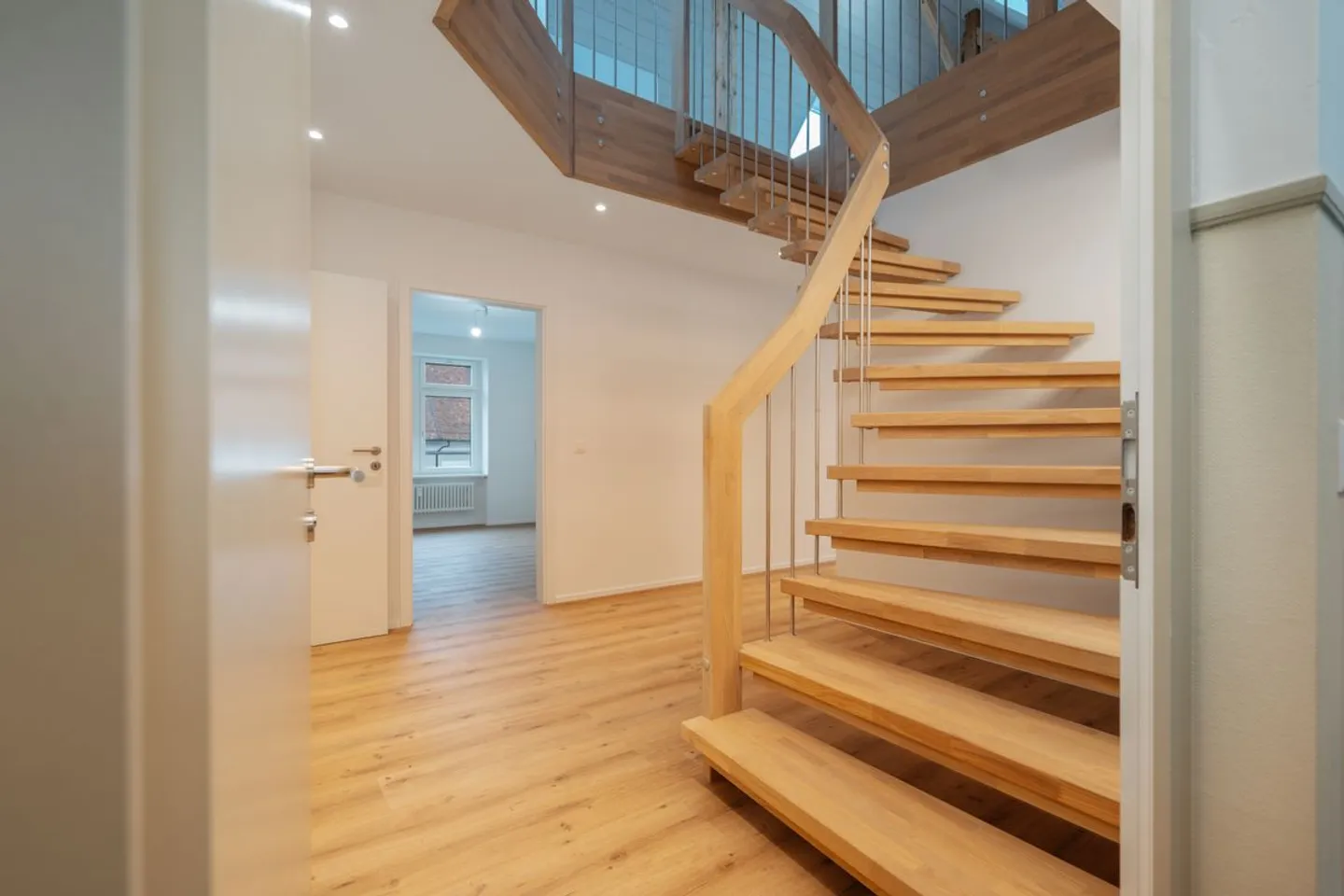Charmante maisonette de 5 pièces avec galerie, terrasse sur le toit et loggia - Photo 1 sur 13