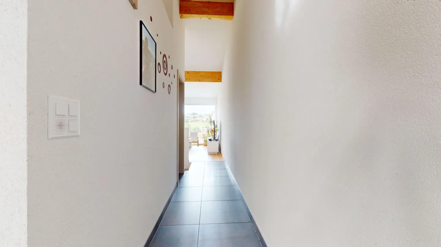 Angrenzende Villa mit Terrasse, Garten und Parkplätzen! - Foto 5 von 12