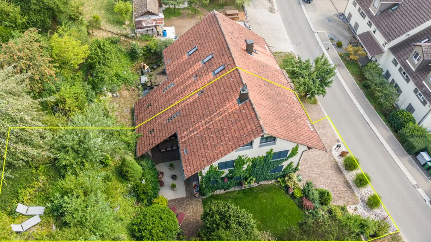 Ruhig gelegenes Doppeleinfamilienhaus mit Ausbaupotenzial bis auf 5 Zimmer! - Foto 2 von 13