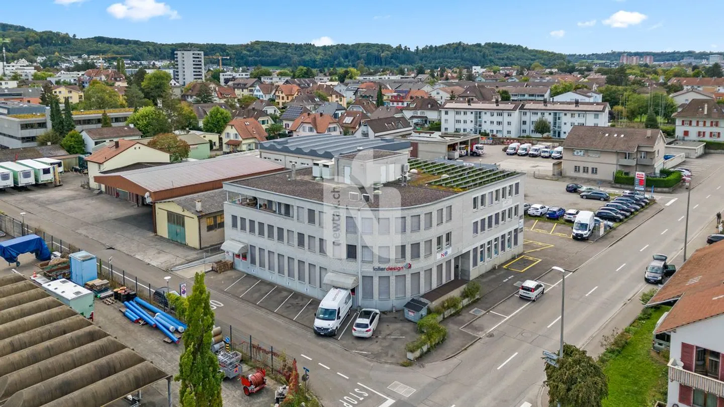 Top-Investitionsobjekt in Muttenz für Handwerker - Schreinerei, Büros, Lager, Tiefgarage, &amp; Wohnung in Industriezone - Foto 1 von 13