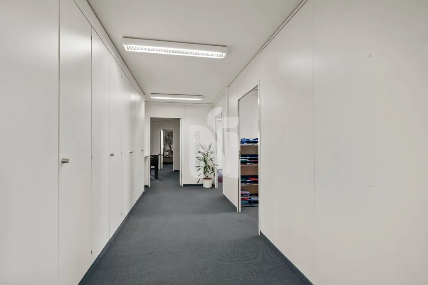 Top-Investitionsobjekt in Muttenz für Handwerker - Schreinerei, Büros, Lager, Tiefgarage, &amp; Wohnung in Industriezone - Foto 12 von 13