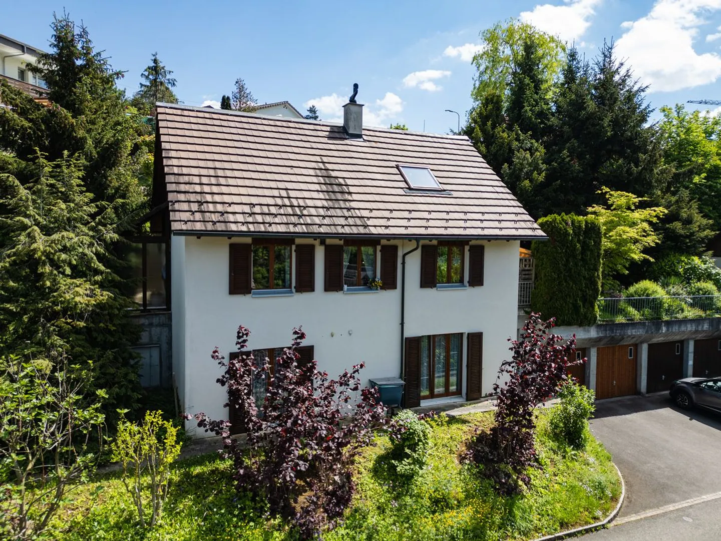 Freistehendes 5.5-Zi-Einfamilienhaus mit Aussicht, Charme und zwei Wege zum Glück - Foto 2 von 13