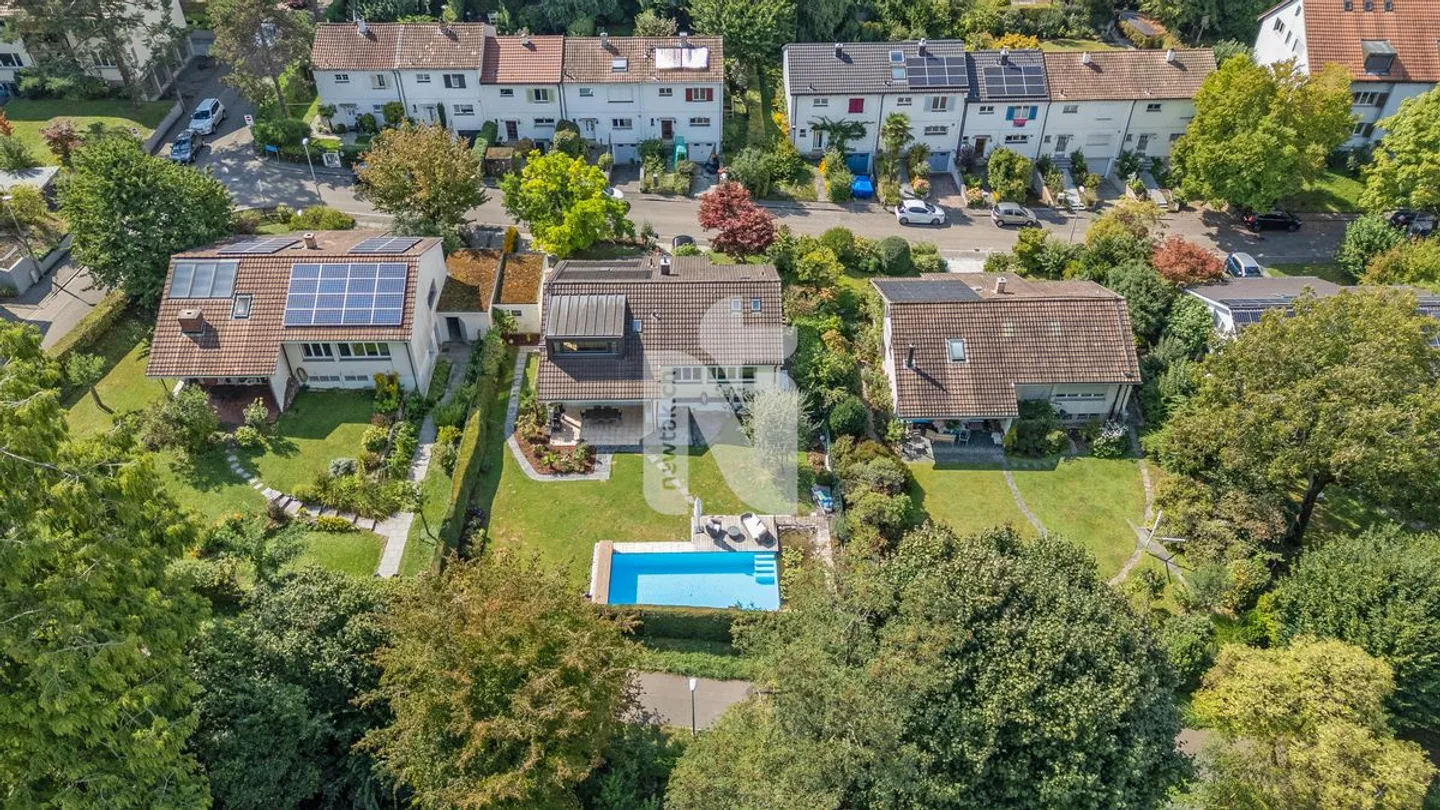 Casa unifamiliare molto attraente su Bruderholz con piscina, sauna, giardino e molta privacy - Foto 3 di 12