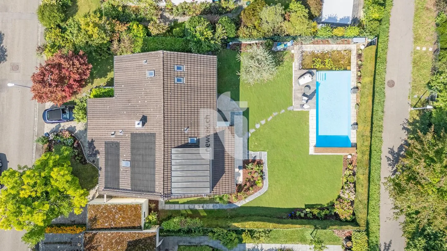 Casa unifamiliare molto attraente su Bruderholz con piscina, sauna, giardino e molta privacy - Foto 2 di 12