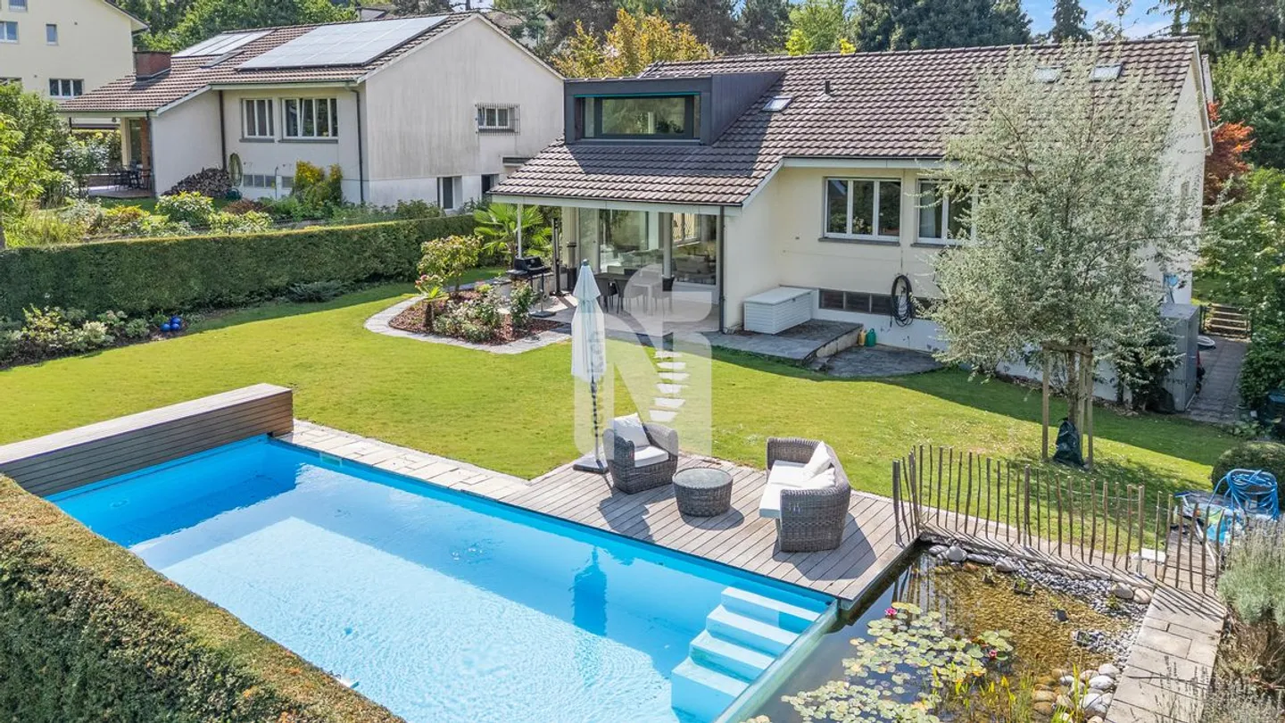 Casa unifamiliare molto attraente su Bruderholz con piscina, sauna, giardino e molta privacy - Foto 1 di 12