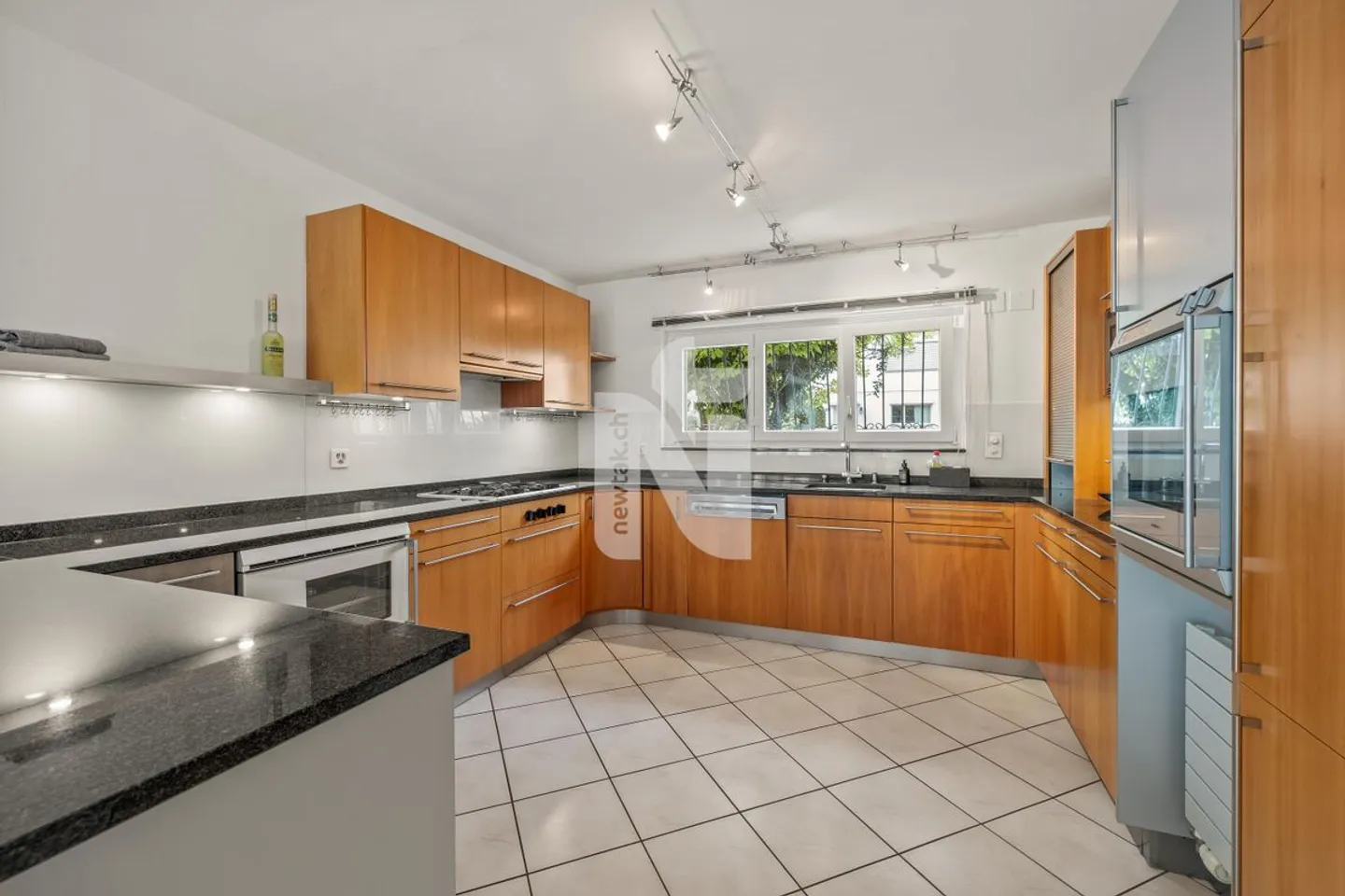 Casa unifamiliare molto attraente su Bruderholz con piscina, sauna, giardino e molta privacy - Foto 6 di 12