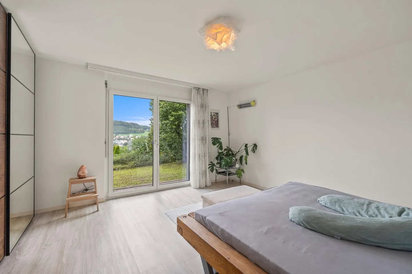 Fantastische Aussicht mit grosszügigem Garten  - Foto 8 von 9