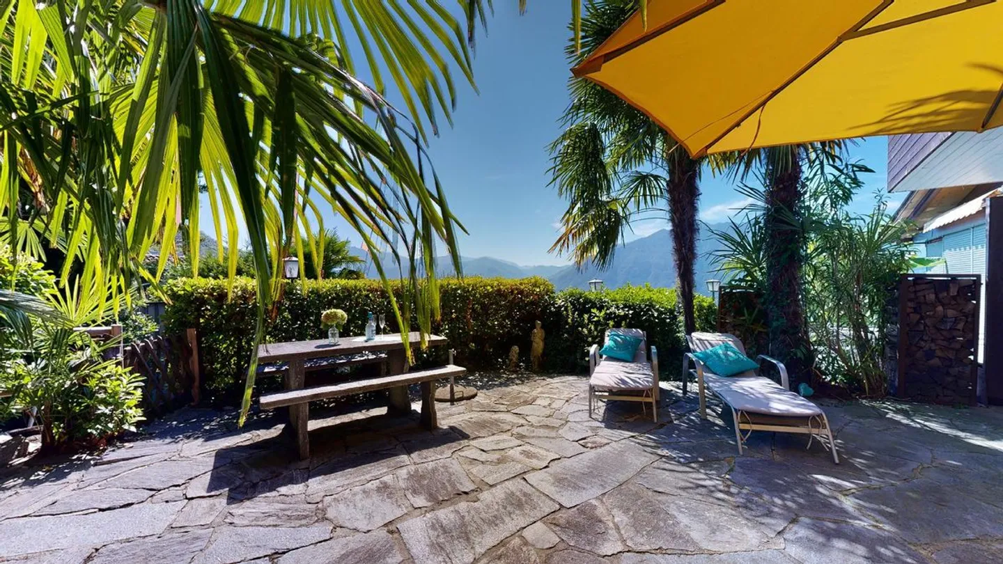 Piscina, vista lago, palme, sole, una fresca brezza nelle giornate più calde: cosa si può desiderare di più? - Foto 3 di 7