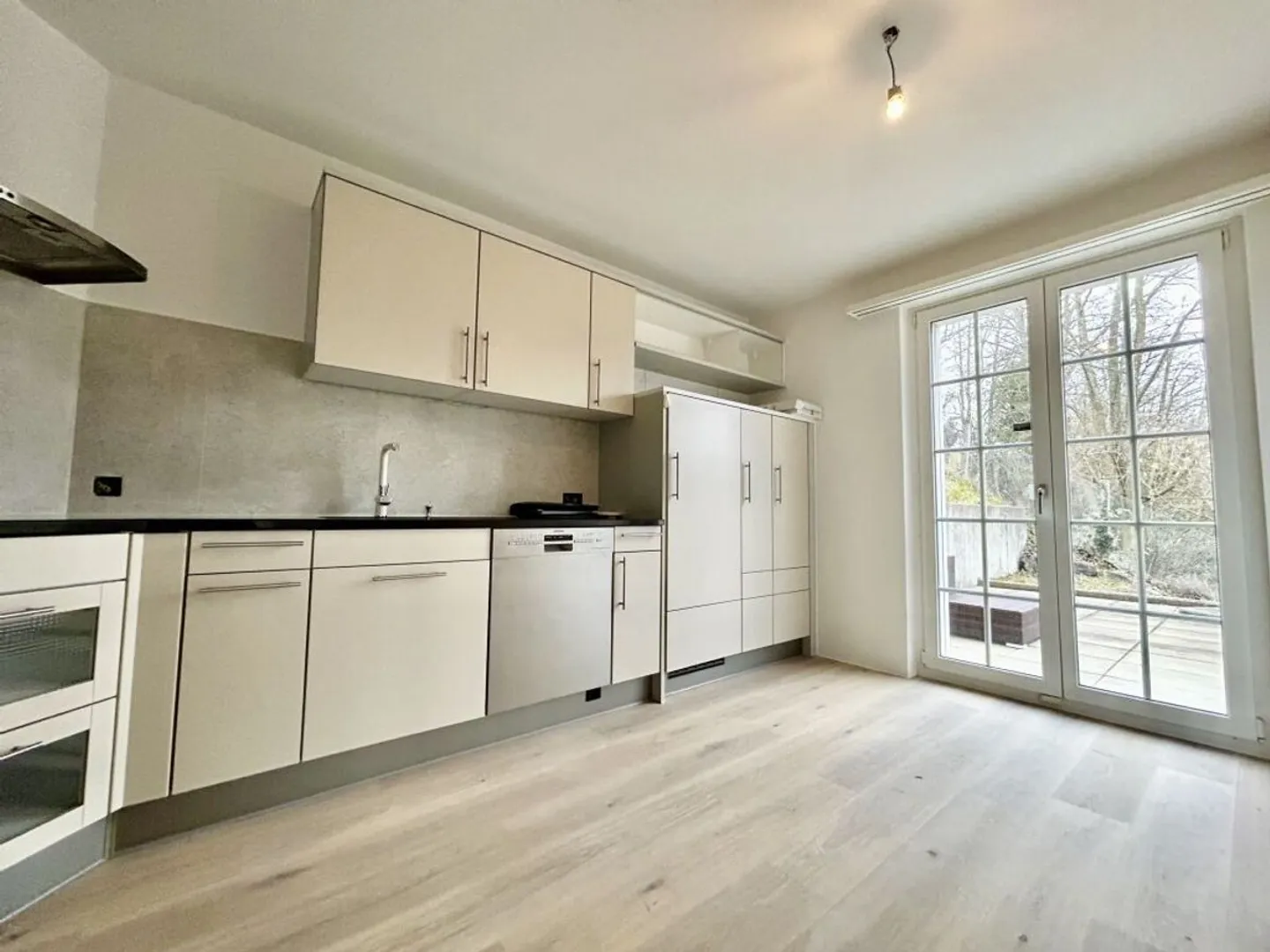 Appartamento duplex moderno di 5,5 stanze in una posizione tranquilla a Möhlin - Foto 3 di 13