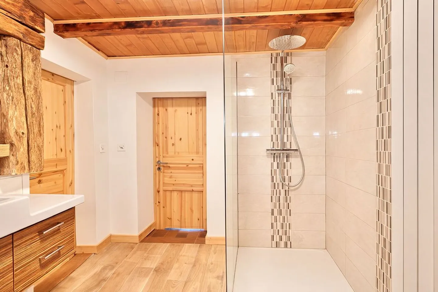 AUTHENTIC RENOVATED CHALET IN THE HEART OF THE VAUD ALPS - Photo 9 of 13