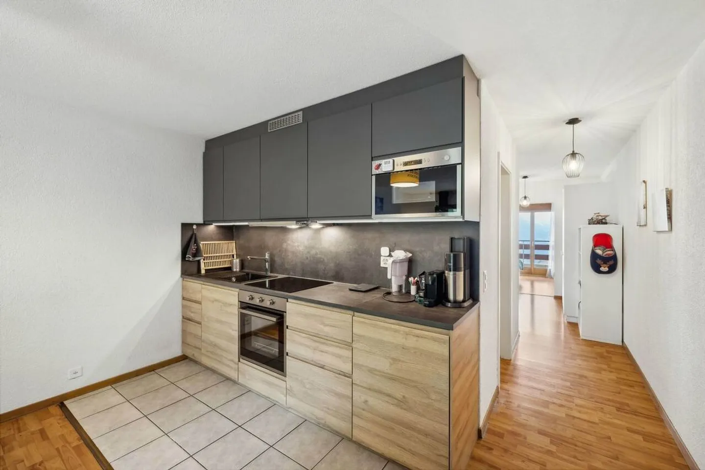 CHARMANTE 2,5 ZIMMER MIT UNVERBAUTEM BLICK AUF DIE EBENE - Foto 4 von 7