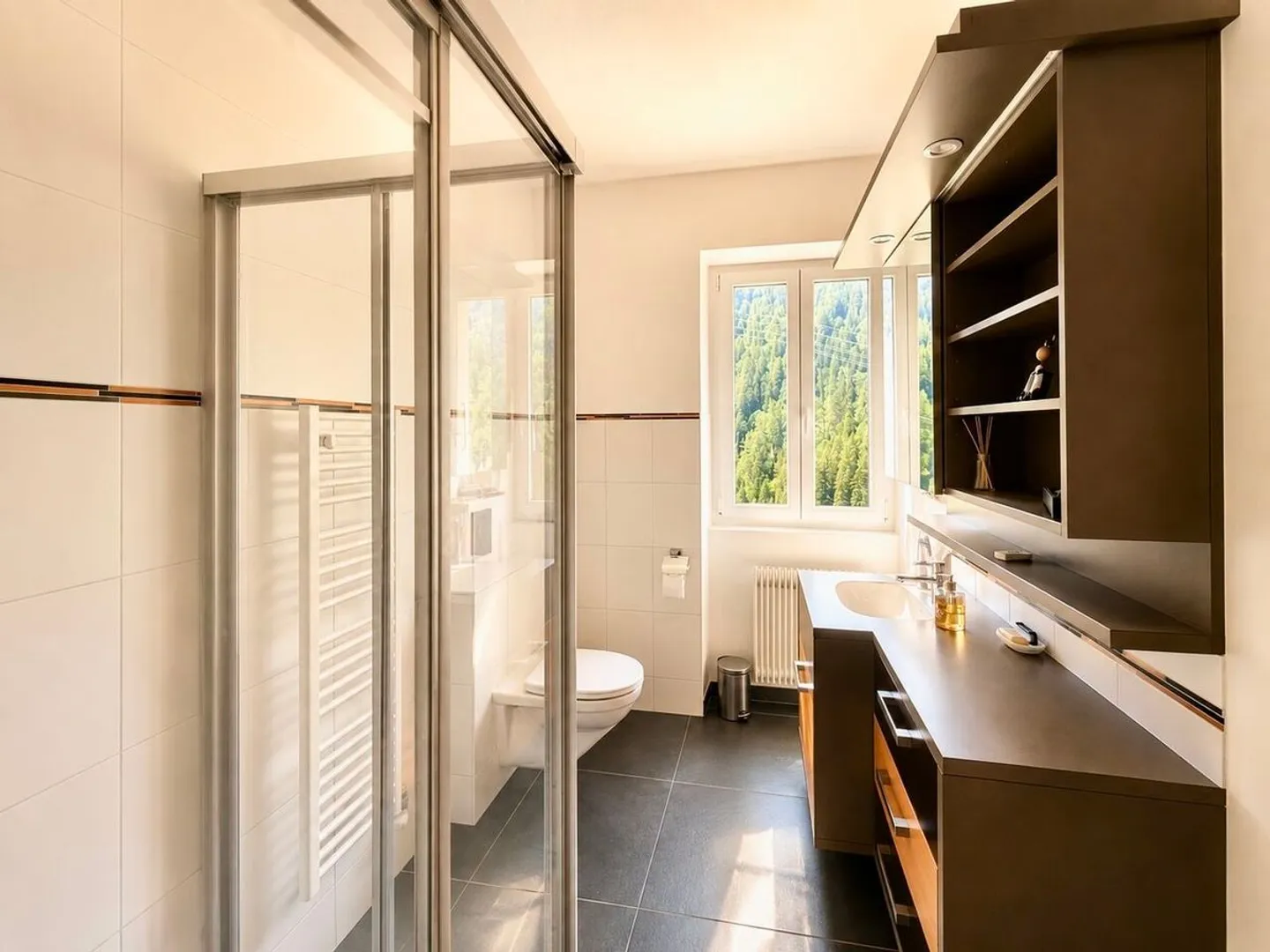 MAGNIFIKANTE 4,5-ZIMMER-WOHNUNG MIT UNVERBAUBAREM BLICK IM HERZEN DER ALPEN - Foto 7 von 8