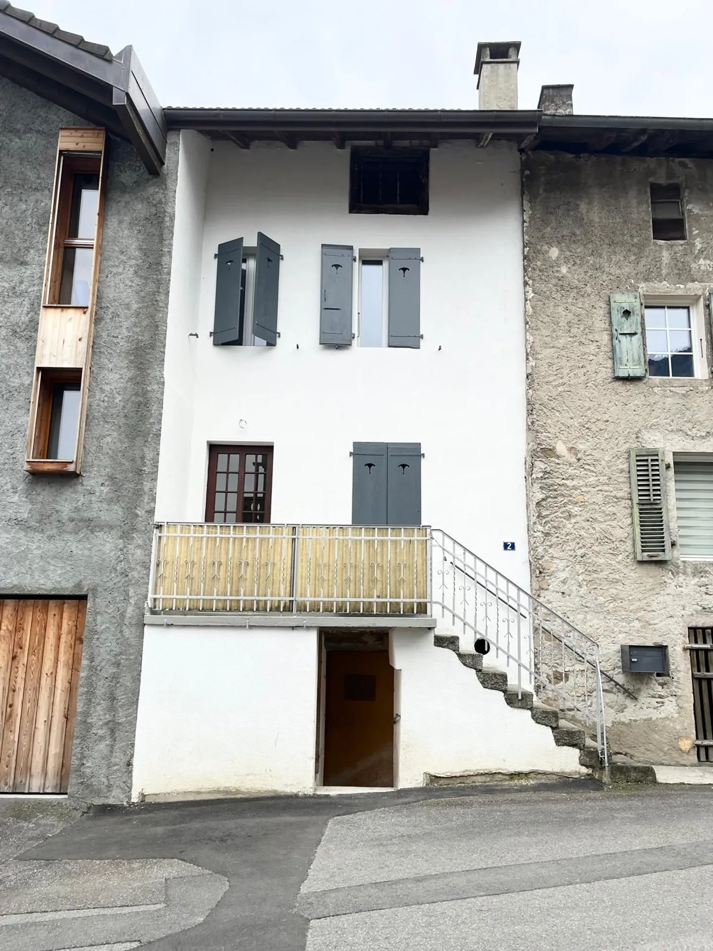 Rare object - Charming triplex 4.5 rooms in the heart of the old village of Collombey - Photo 1 of 10