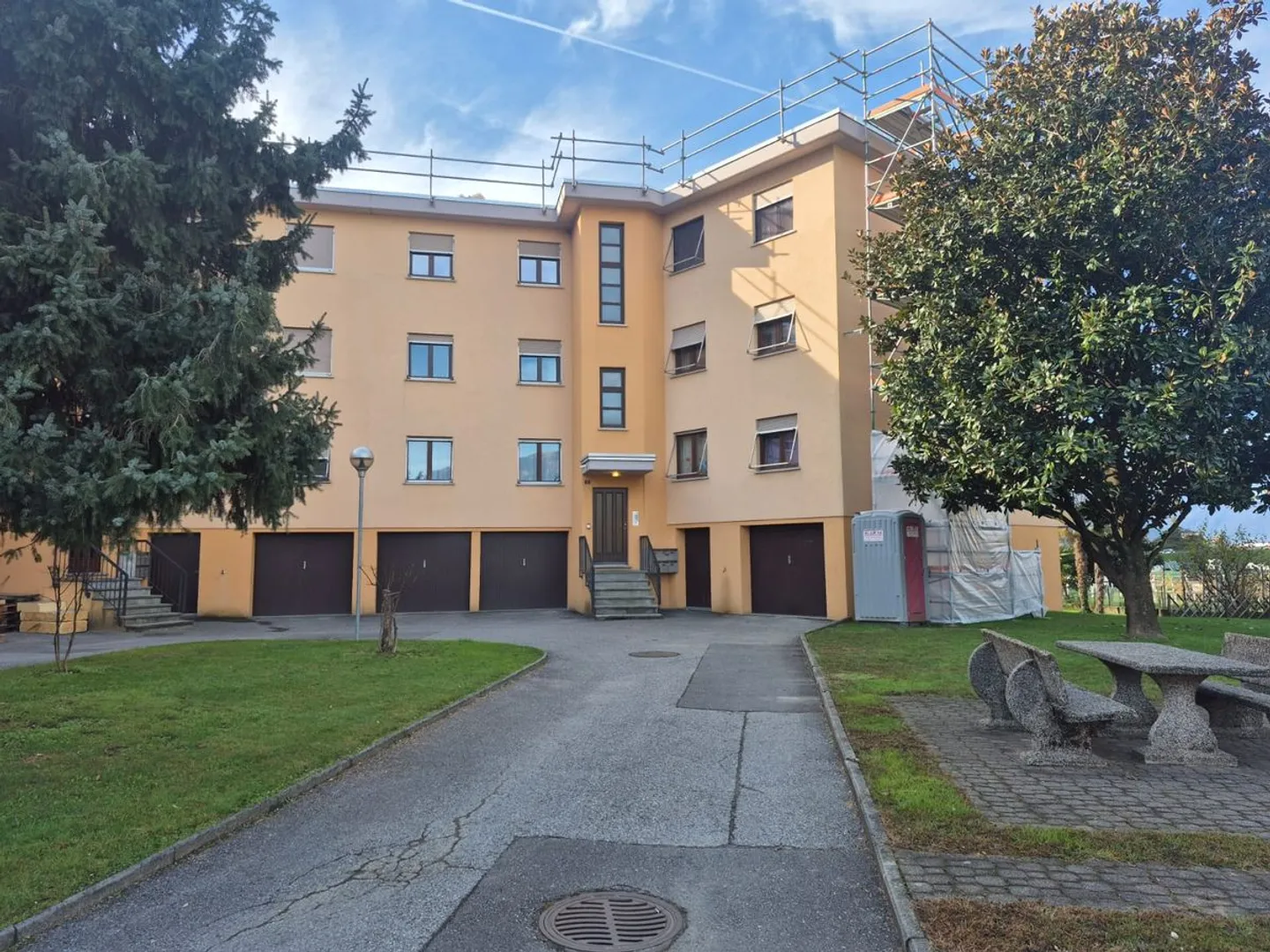 Luminoso appartamento 4.5 locali con giardino privato a St. Antonino - Foto 13 di 13