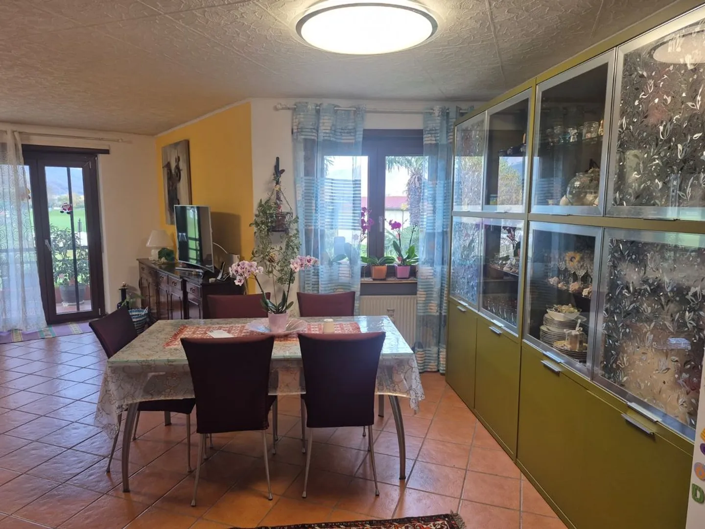 Luminoso appartamento 4.5 locali con giardino privato a St. Antonino - Foto 5 di 13