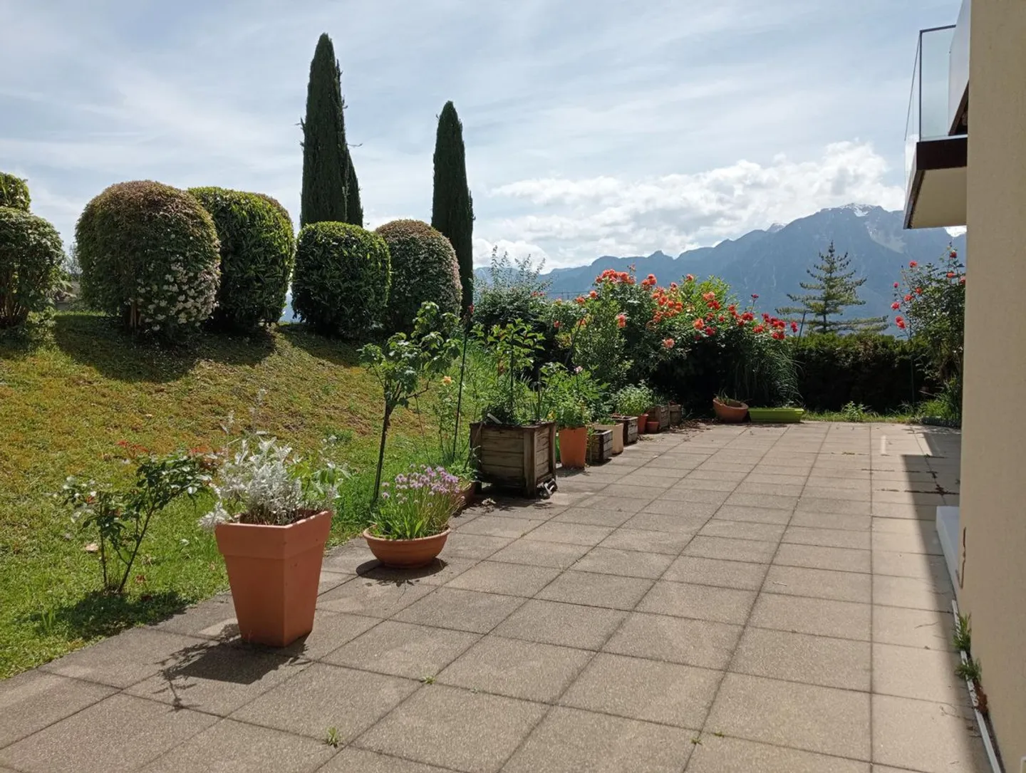 Ground floor apartment with large panoramic terrace in Montreux - Photo 3 of 7