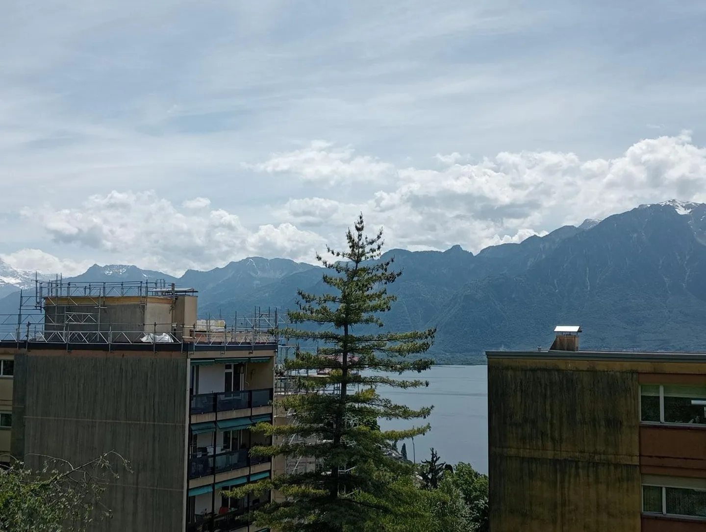 Ground floor apartment with large panoramic terrace in Montreux - Photo 5 of 7