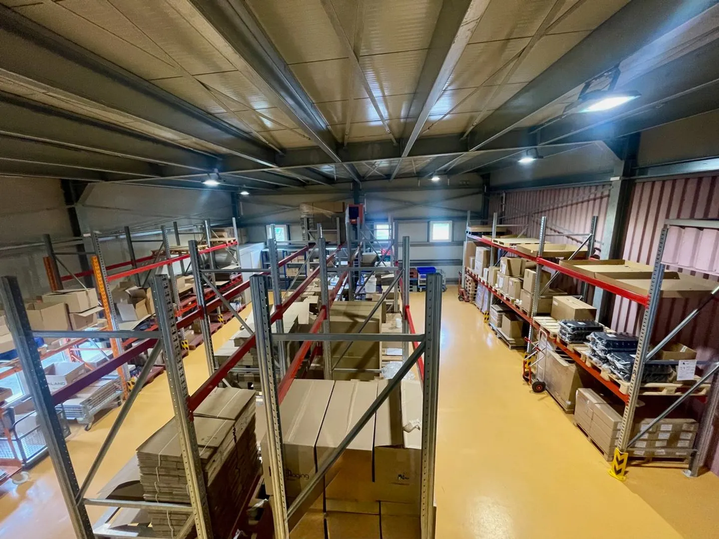 Ampia hall di deposito e industriale con 31 garage affittati come supplemento - Foto 1 di 11