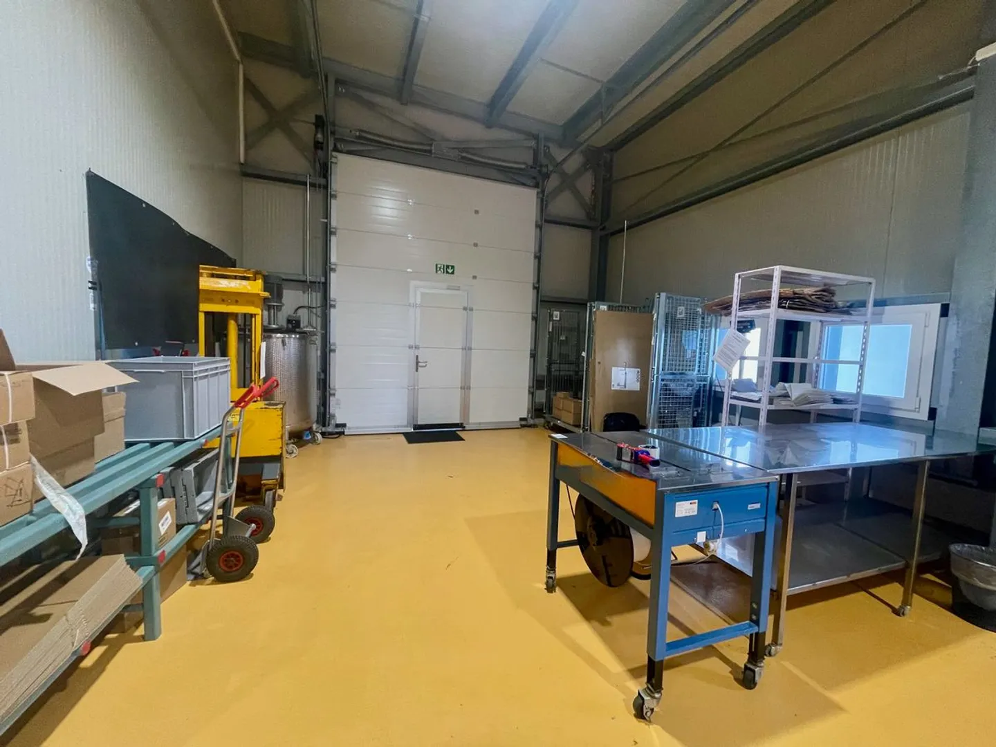 Ampia hall di deposito e industriale con 31 garage affittati come supplemento - Foto 3 di 11