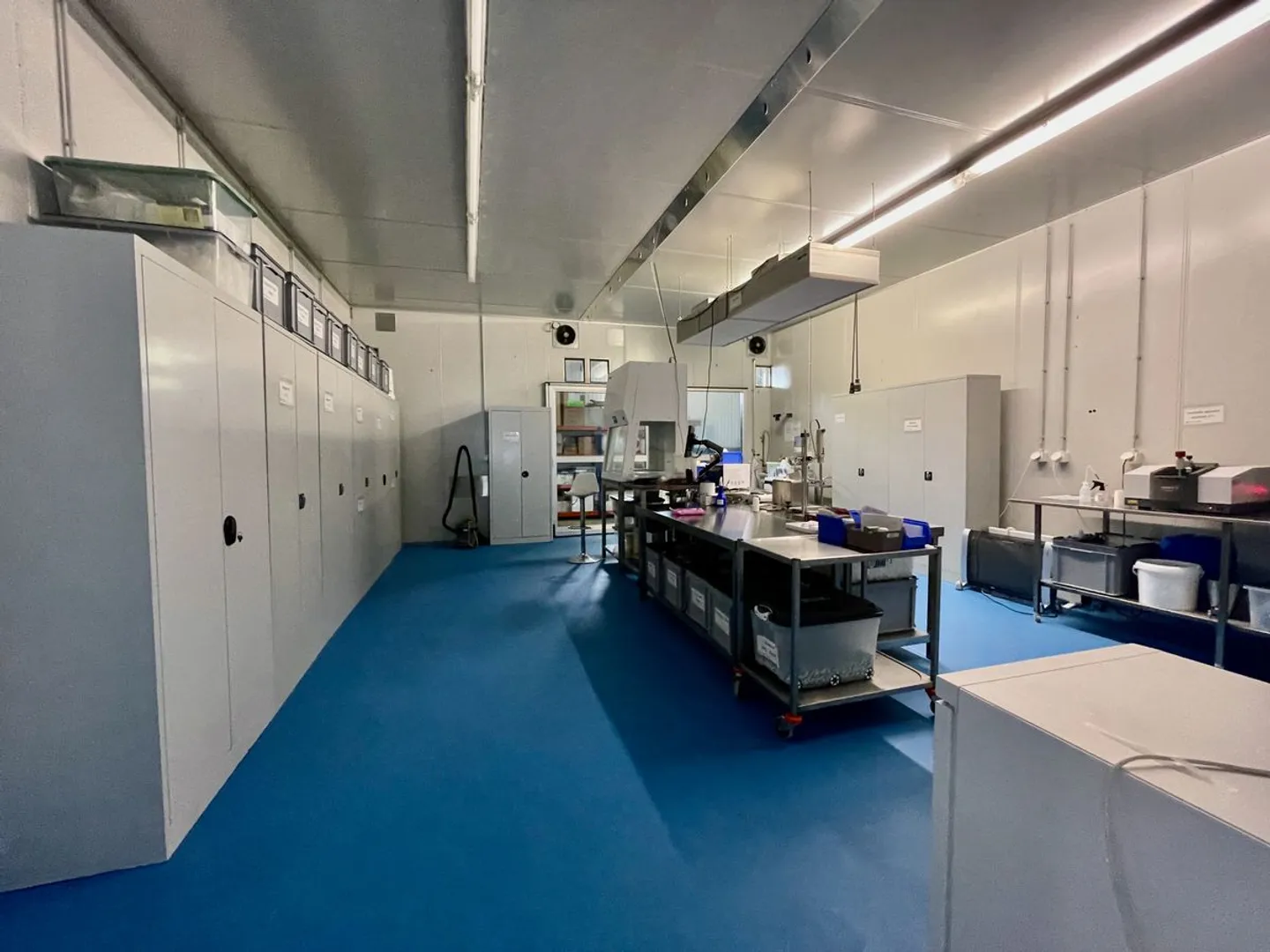 Ampia hall di deposito e industriale con 31 garage affittati come supplemento - Foto 4 di 11