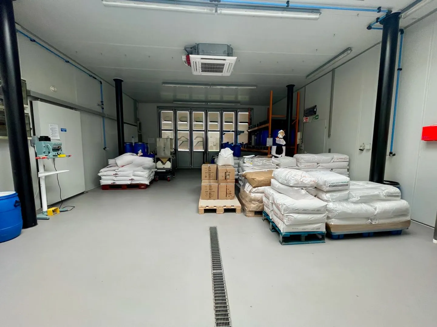 Ampia hall di deposito e industriale con 31 garage affittati come supplemento - Foto 5 di 11