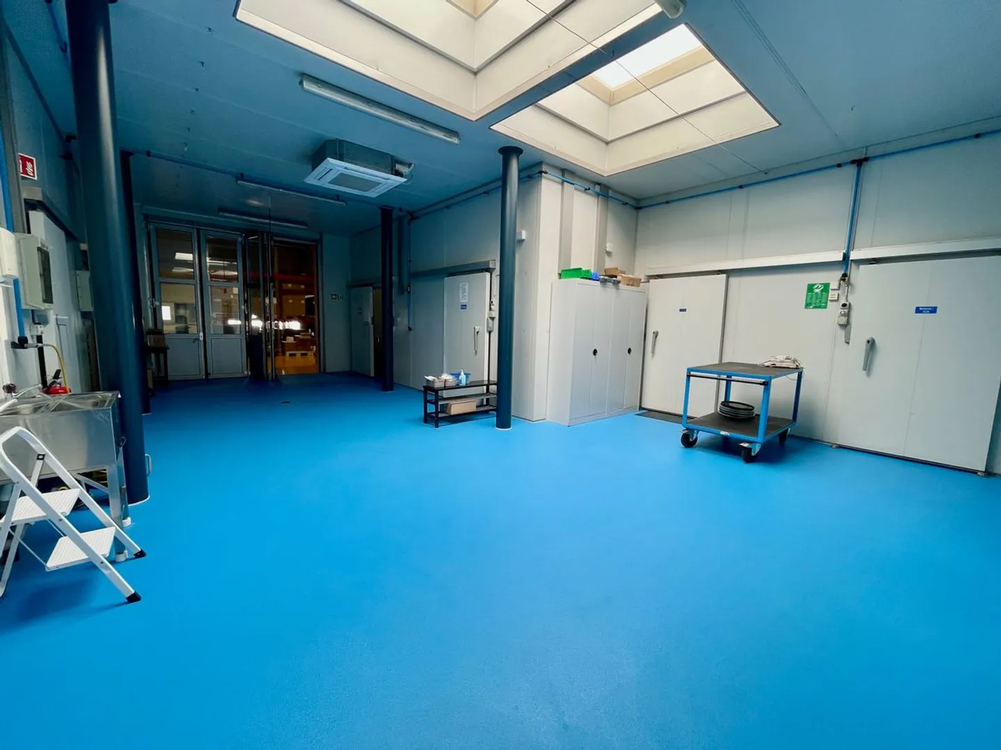 Ampia hall di deposito e industriale con 31 garage affittati come supplemento - Foto 6 di 11