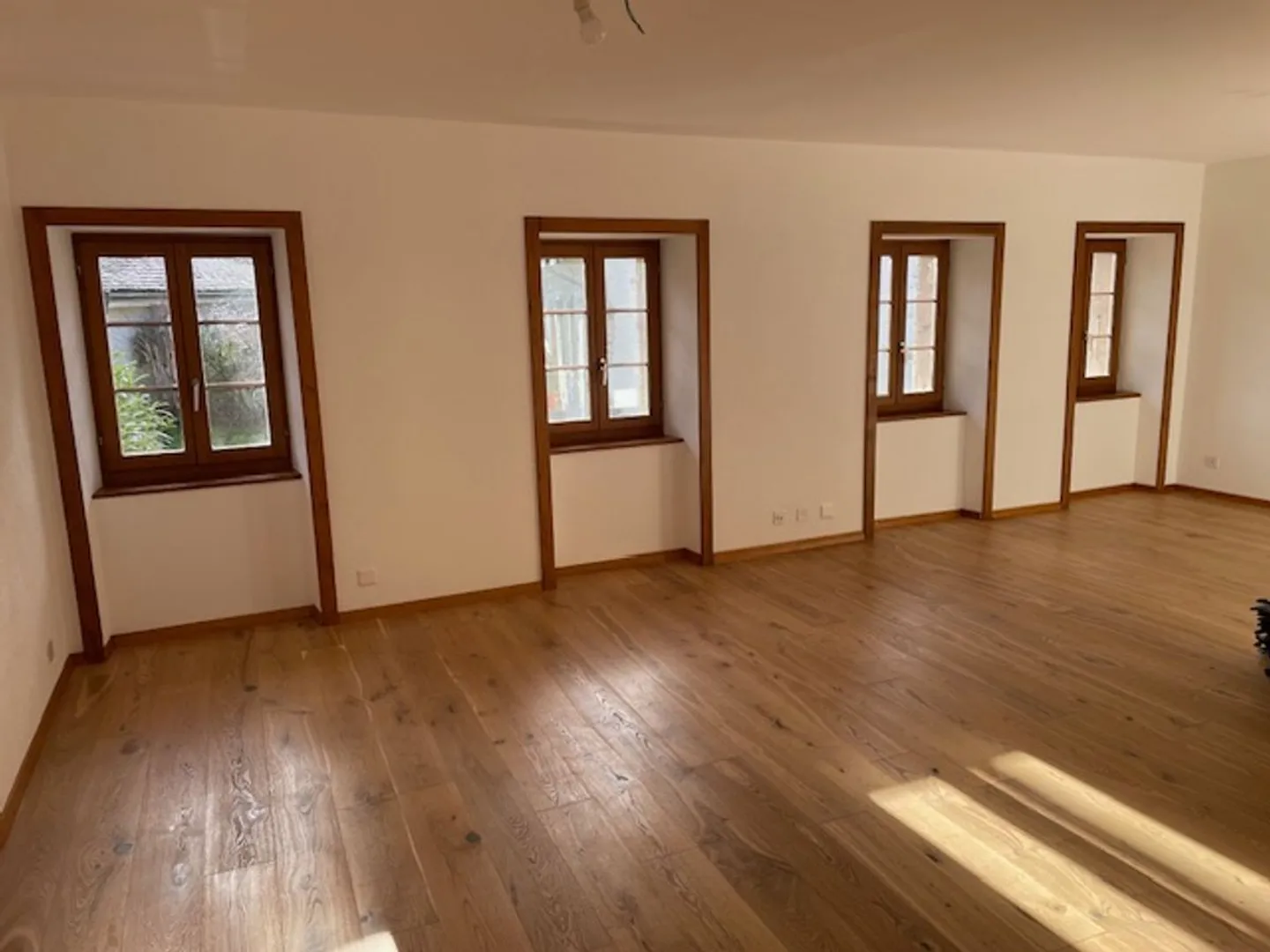 Affascinante triplex ristrutturato nel cuore del villaggio di Ballens - Foto 3 di 7