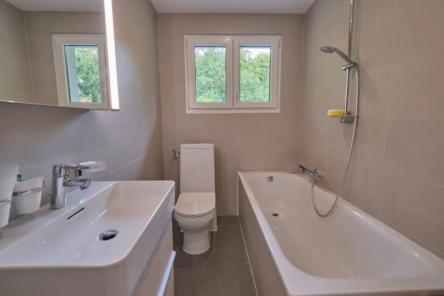 Beautiful Detached Villa Close to the Train Station - Photo 10 of 11