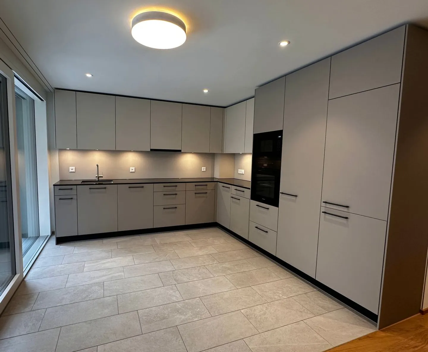 Première occupation ! Appartement exclusif de 3,5 pièces avec deux balcons à Thalwil - Photo 3 sur 10