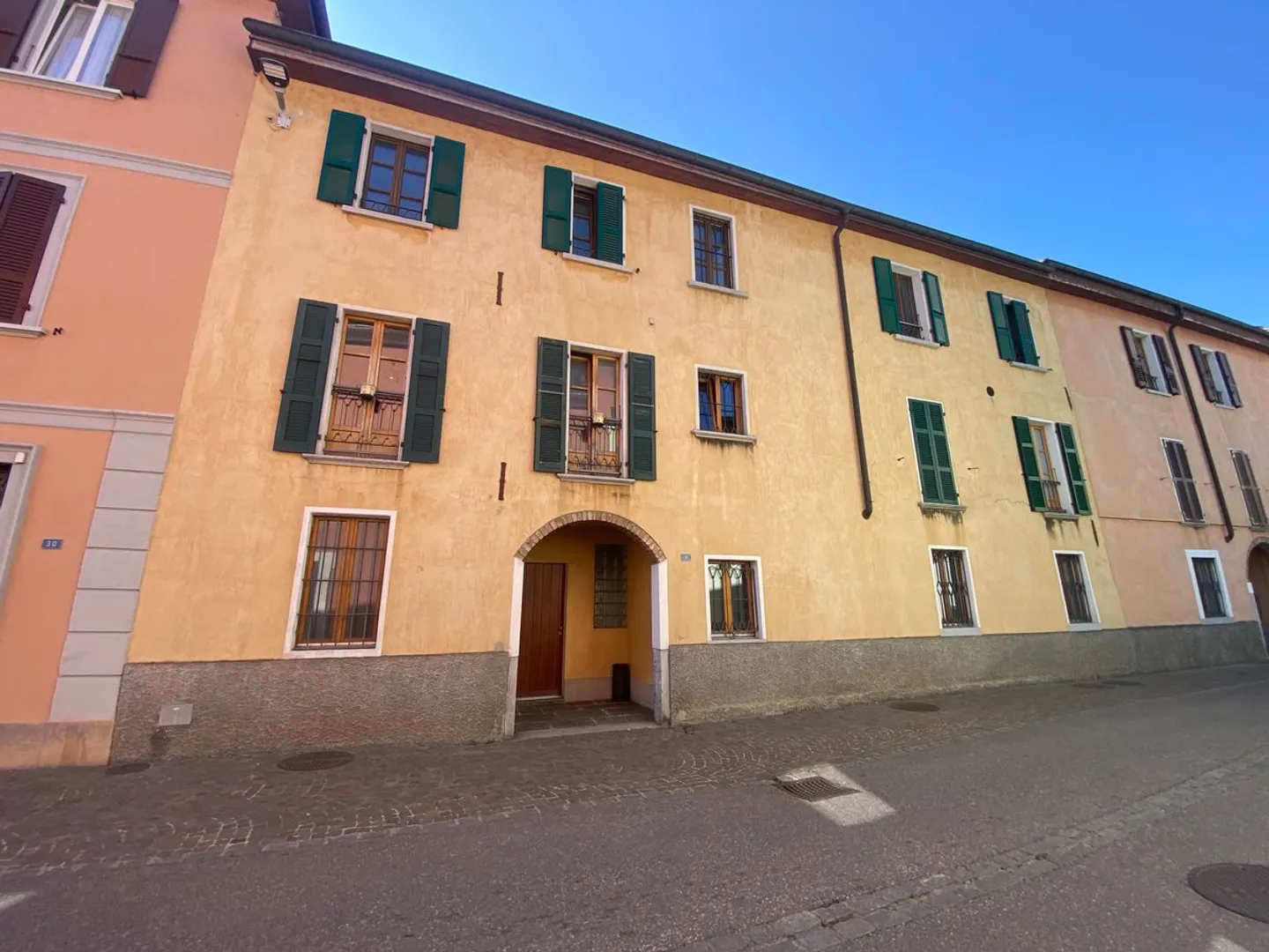 Stabio_ Appartamento di 2.5 locali con camino in marmo di Arzo  - Foto 1 di 3