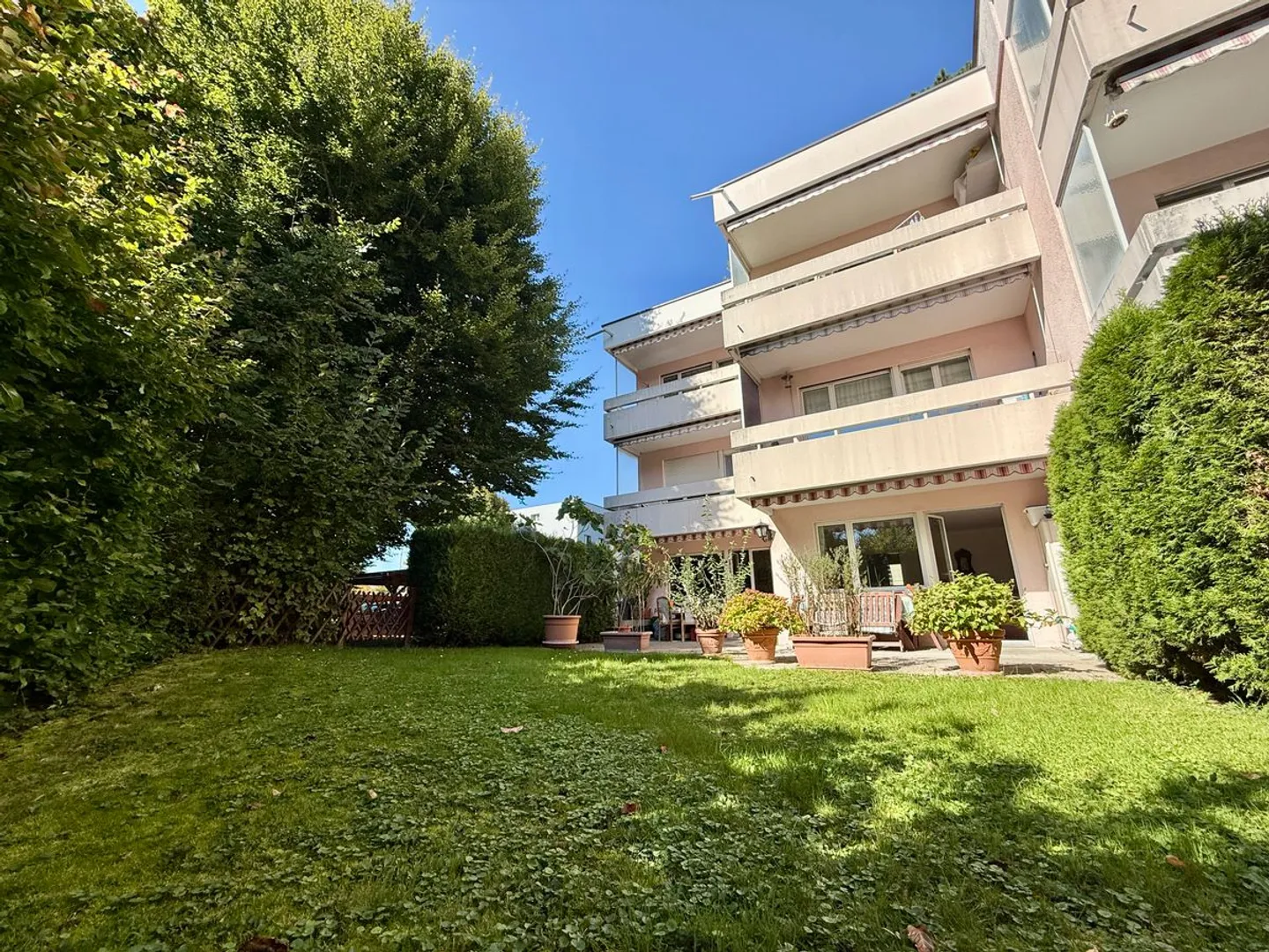 SOLEGGIATO - GRANDE GIARDINO - POTENZIALE! - Foto 1 di 10
