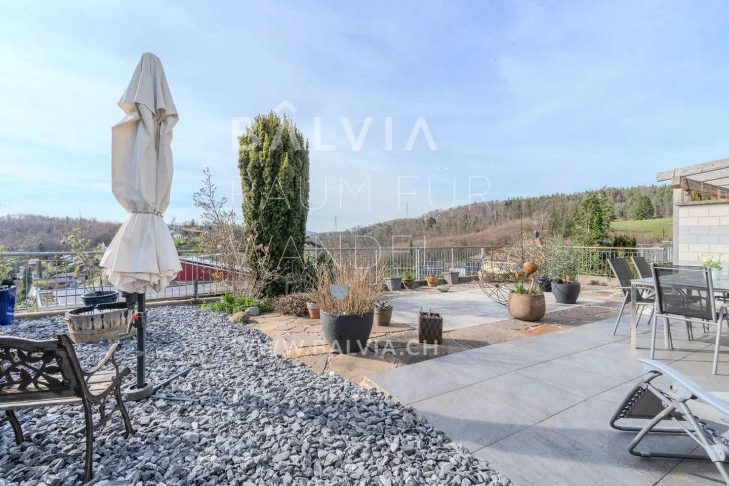 Family happiness with panoramic view - Photo 2 of 10