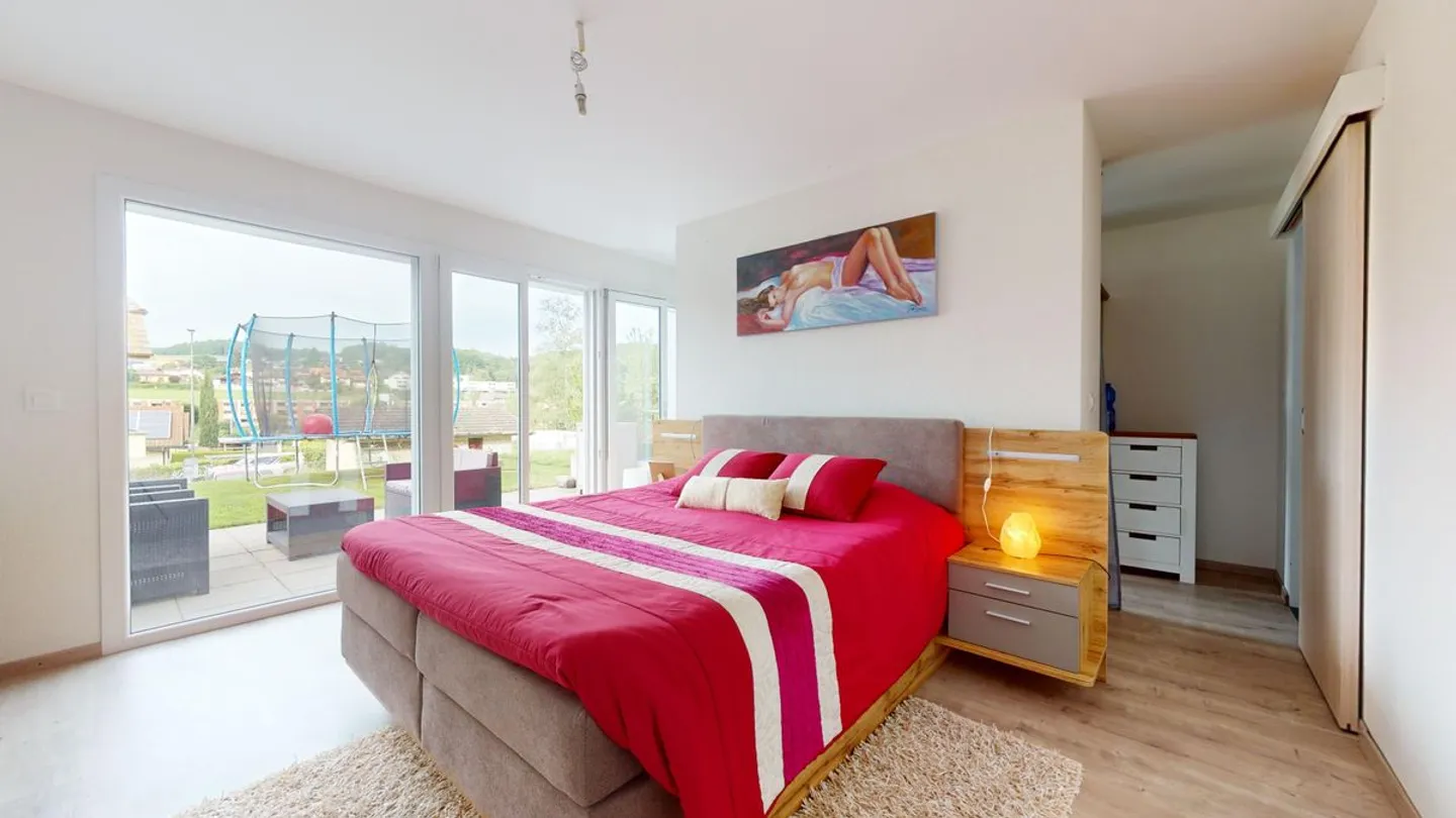 Angrenzende Villa mit Terrasse, Garten und Parkplätzen! - Foto 10 von 12