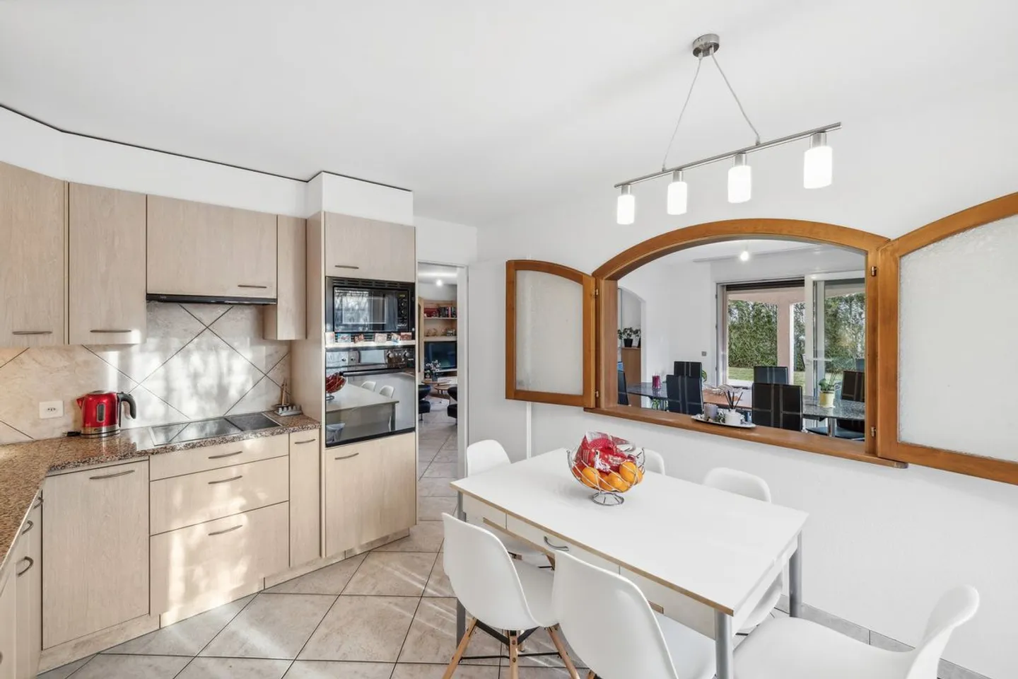 Charmante Familienvilla in einem Wohngebiet - Foto 3 von 4