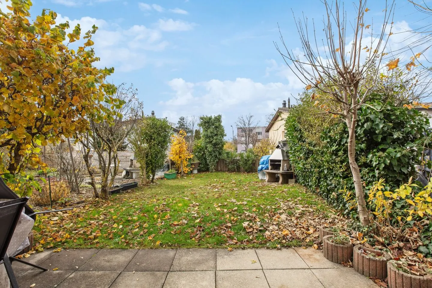 Magnificent adjoining house - Photo 1 of 8