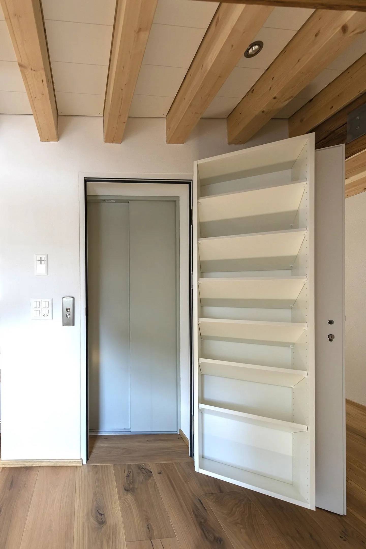 Large, modern penthouse apartment with direct lift access - Photo 8 of 8