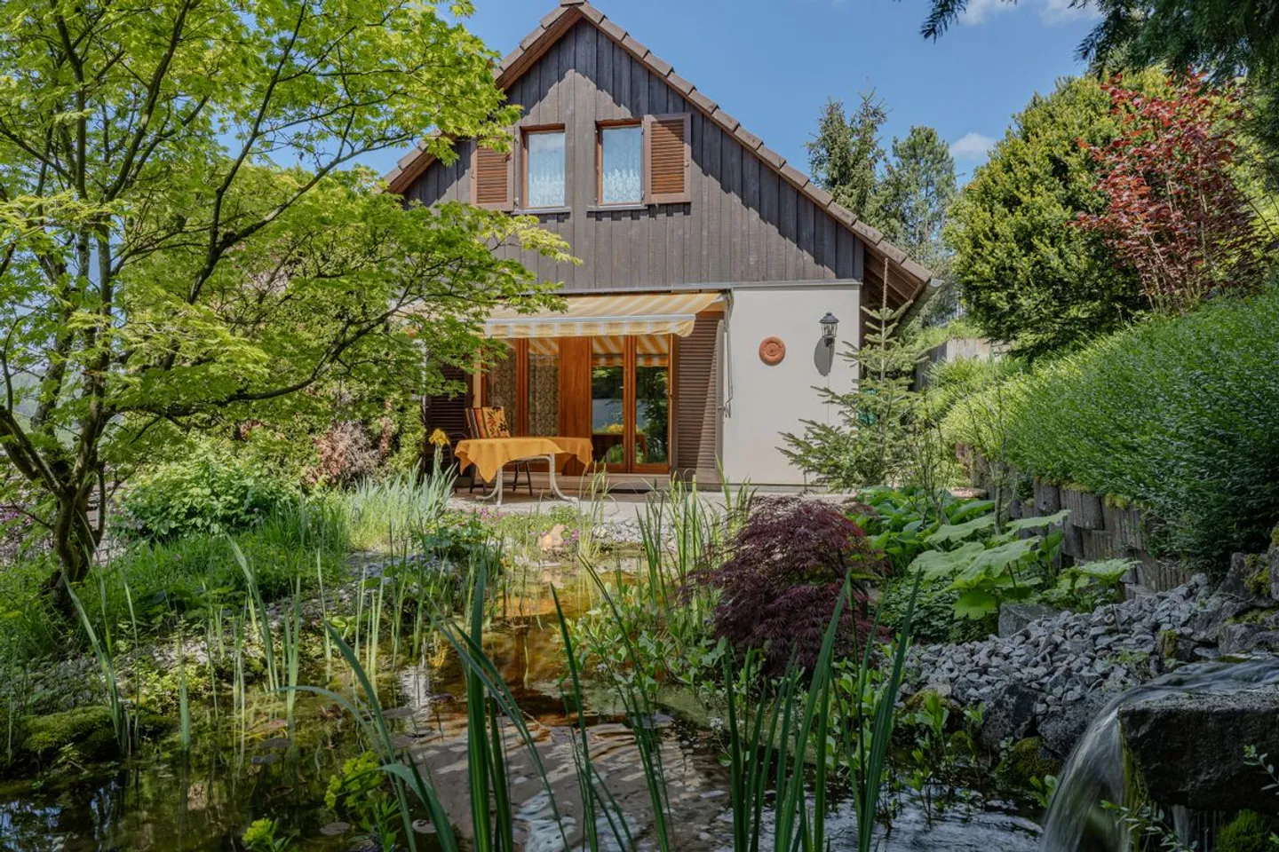 Freistehendes 5.5-Zi-Einfamilienhaus mit Aussicht, Charme und zwei Wege zum Glück - Foto 4 von 13