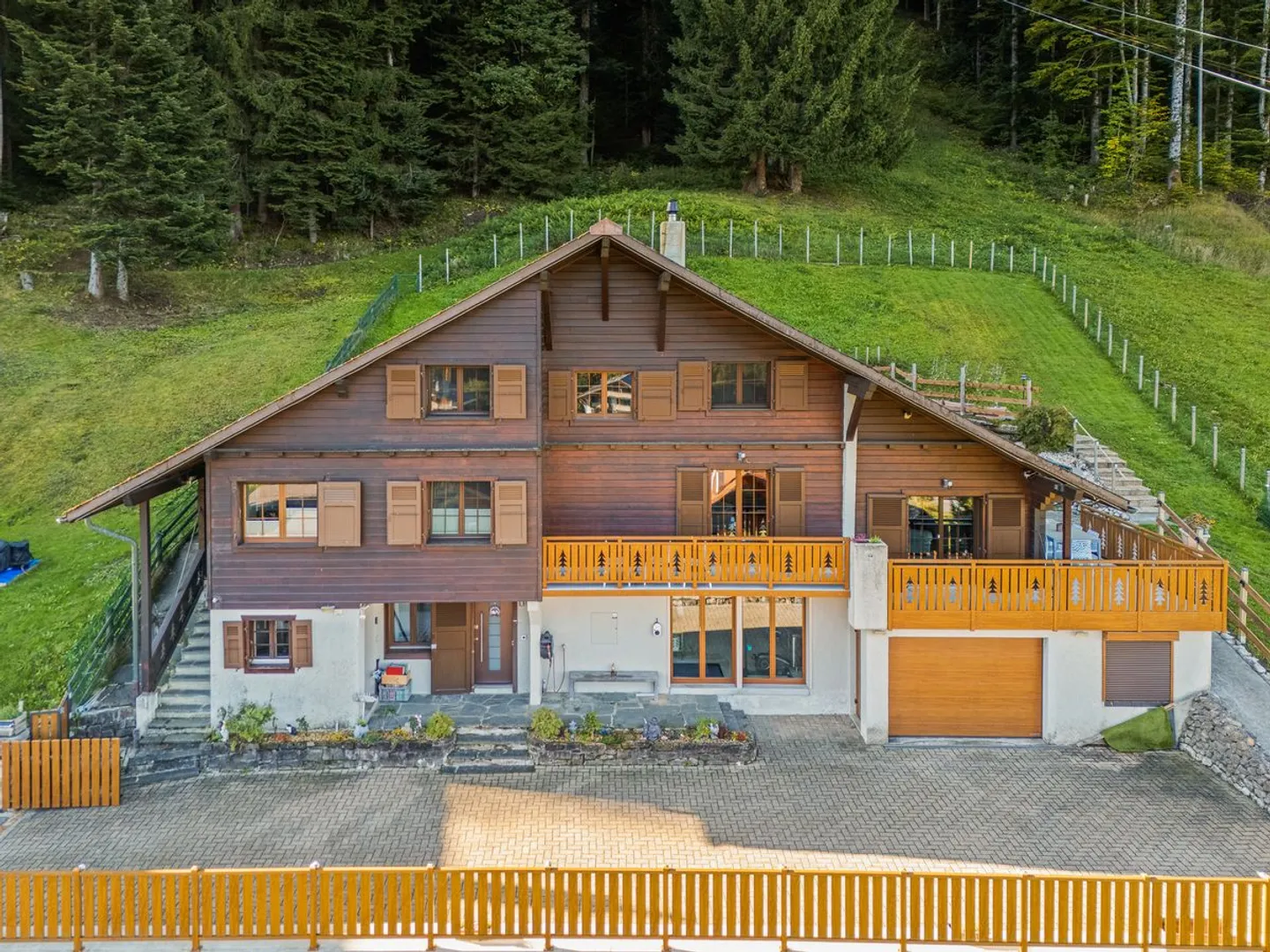 Spazioso chalet di 7,5 stanze in un contesto verdeggiante - Foto 1 di 8