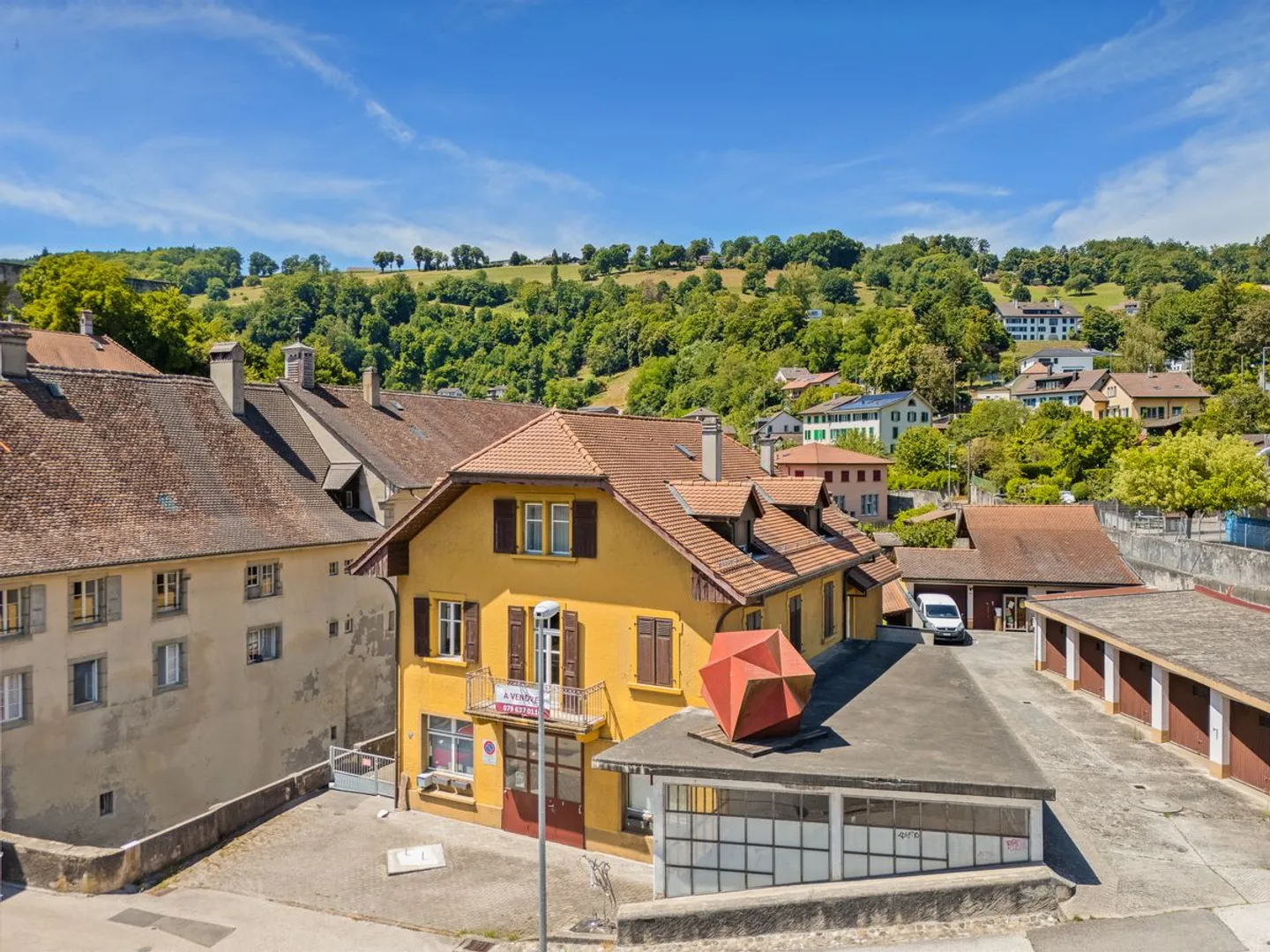 Proprietà ideale per artisti, artigiani o famiglie numerose! - Foto 1 di 10