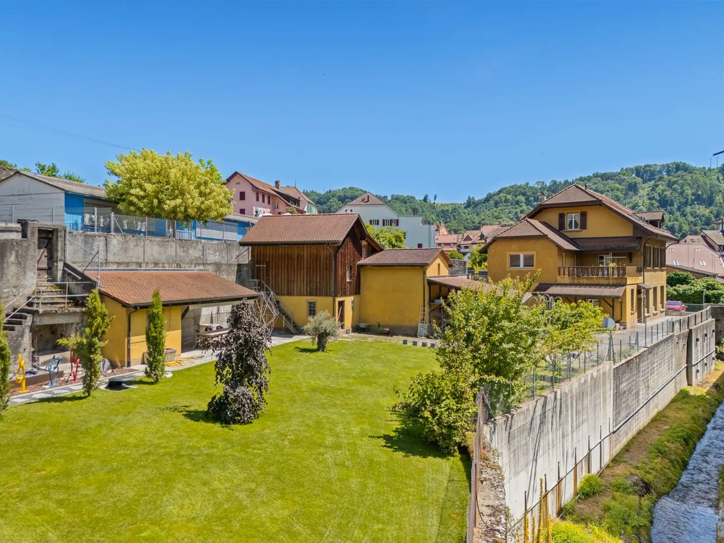 Proprietà ideale per artisti, artigiani o famiglie numerose! - Foto 3 di 10