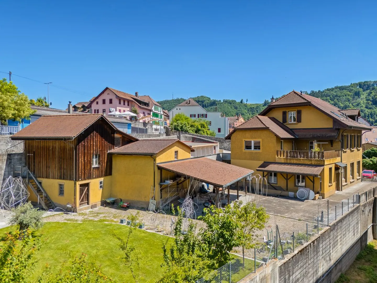 Proprietà ideale per artisti, artigiani o famiglie numerose! - Foto 2 di 10