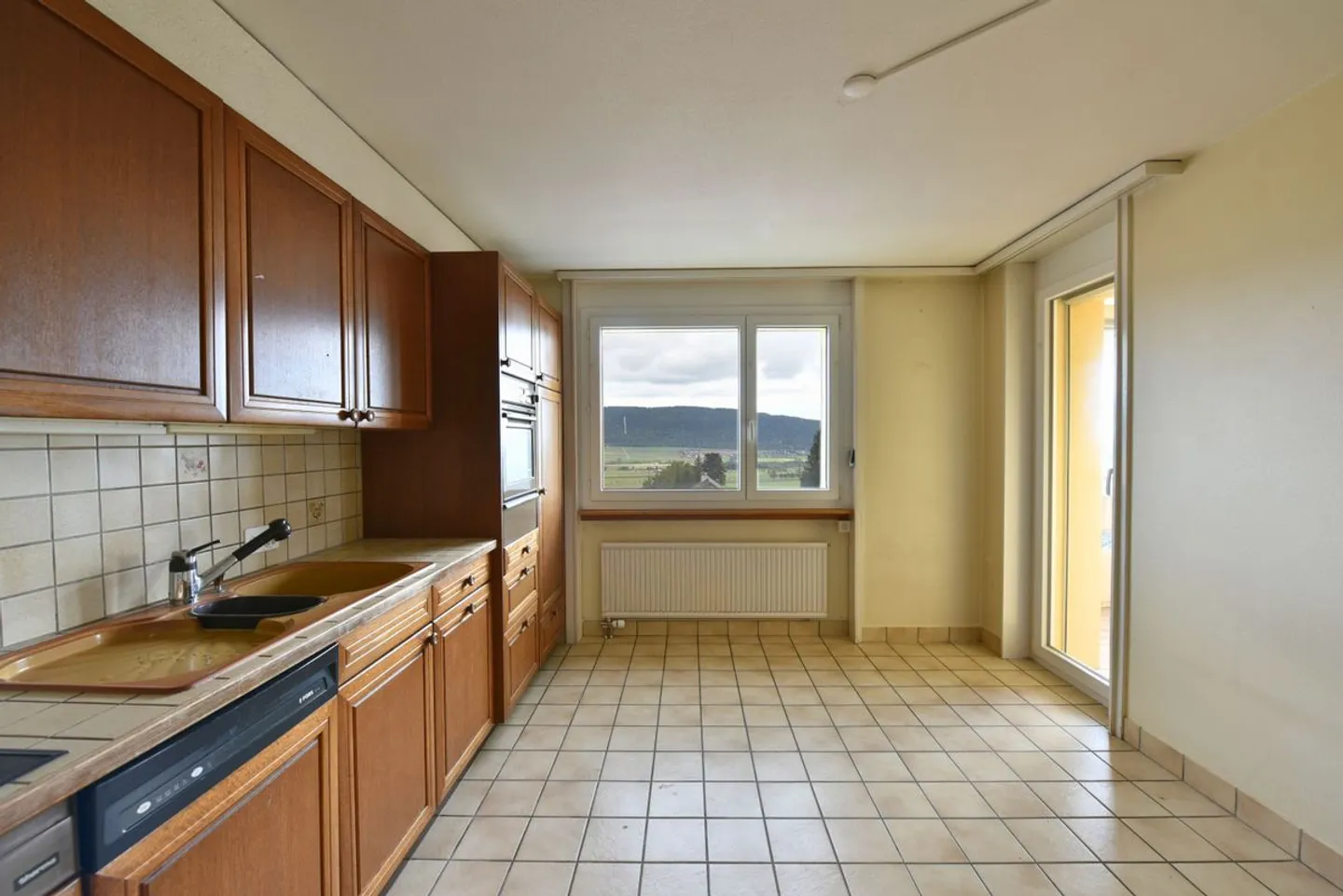 Appartement 4.5 pièces lumineux avec balcon et place de parc - Photo 2 sur 6