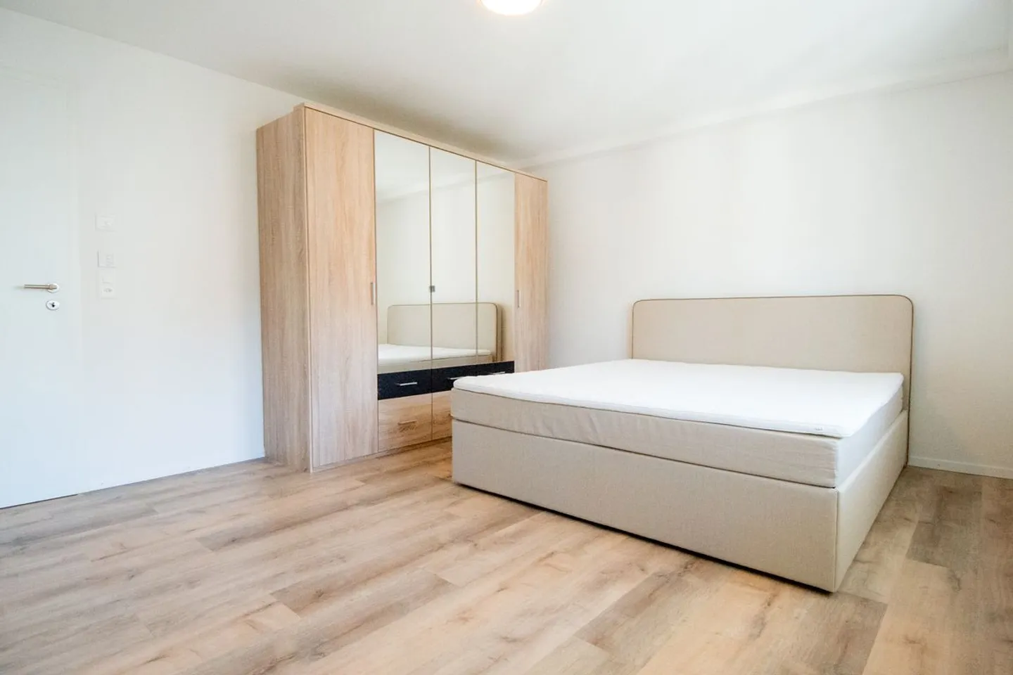 MODERNISIERTES RAUMWUNDER AN SONNIGER LAGE - Foto 2 von 8
