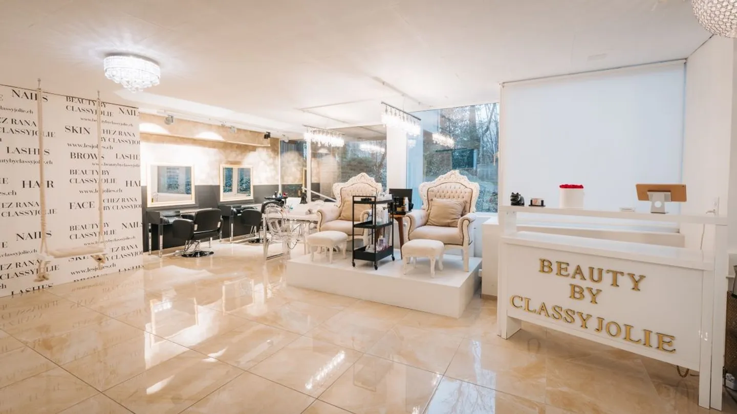EXQUISITE BEAUTY SALON WITH DIVERSE OFFERS - Photo 1 of 8