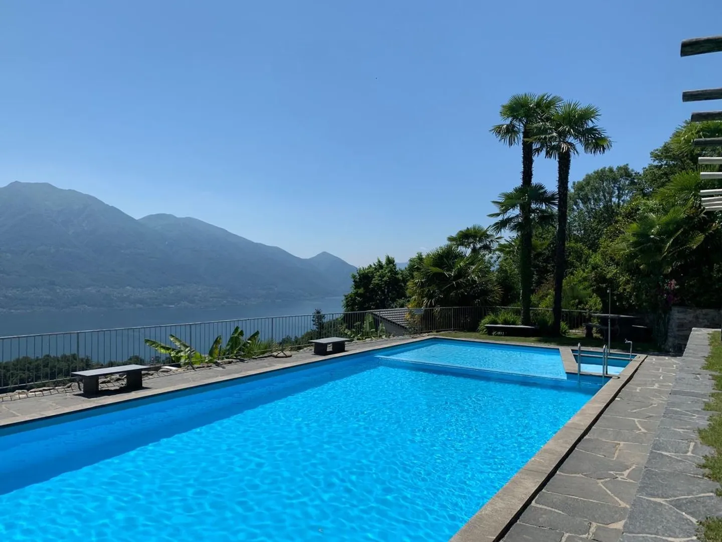 Piscina, vista lago, palme, sole, una fresca brezza nelle giornate più calde: cosa si può desiderare di più? - Foto 7 di 7