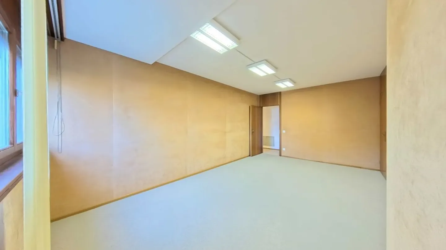 Exclusive office facing the lake with large divisible area - Photo 7 of 12